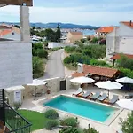 With Swimming Pool Brodarica, Sibenik - 25027 アパート ブロダリツァ