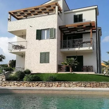 With Swimming Pool Brodarica, Sibenik - 25027 * Brodarica (Sibenik-Knin)