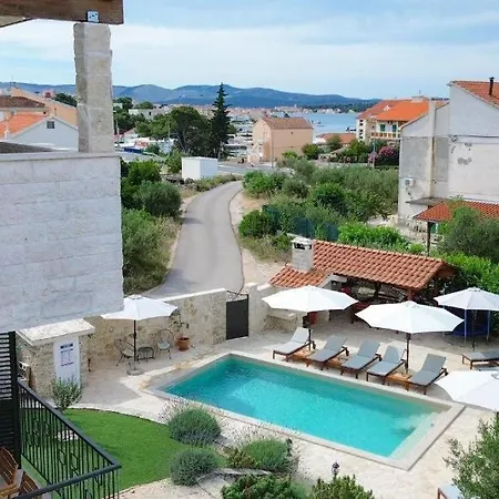 With Swimming Pool - Sibenik - 25027 Apartment Brodarica (Sibenik-Knin)