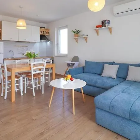 With Swimming Pool - Sibenik - 25027 Apartment Brodarica (Sibenik-Knin)