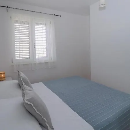 With Swimming Pool - Sibenik - 25027 Apartment Brodarica (Sibenik-Knin)
