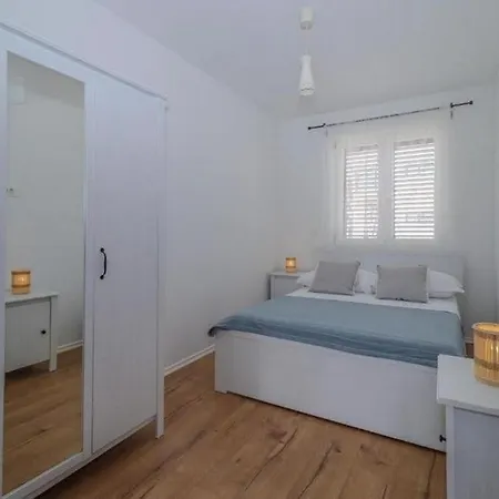 Apartman With Swimming Pool Brodarica, Sibenik - 25027 *