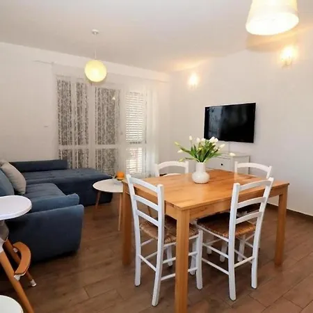 Apartment With Swimming Pool - Sibenik - 25027 Brodarica (Sibenik-Knin)