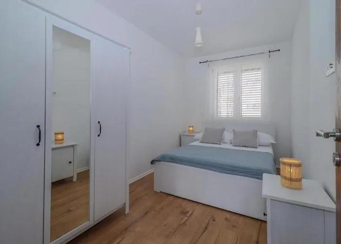 Appartement With Swimming Pool Brodarica, Sibenik - 25027 *